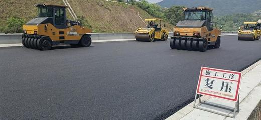 計(jì)劃年底通車!機(jī)場(chǎng)二高南段工程完成瀝青中面層試驗(yàn)段鋪筑