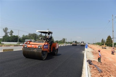 新洲陽大公路工程開始攤鋪瀝青,年底可達到主線通車目標