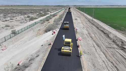 新疆和碩縣 環(huán)博斯騰湖公路進(jìn)入瀝青路面攤鋪階段