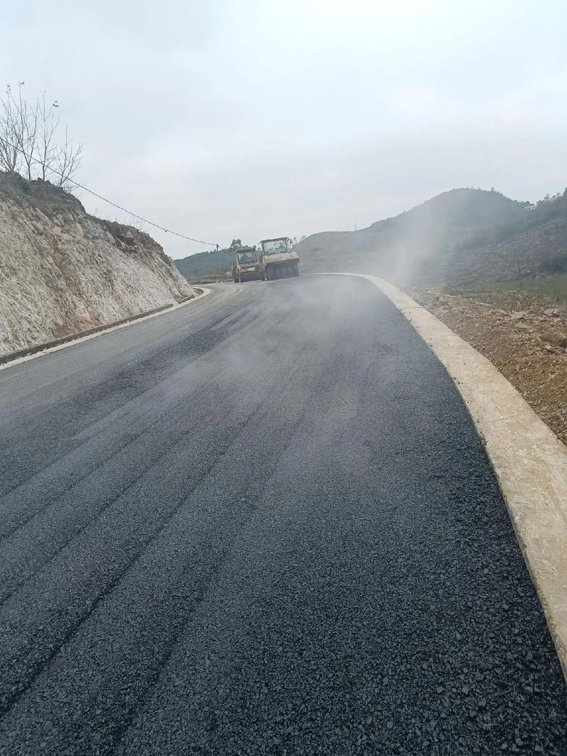貴州旭輝科技建設(shè)安龍縣海子至灑雨公路改擴建工程,道路瀝青路面 - 抖