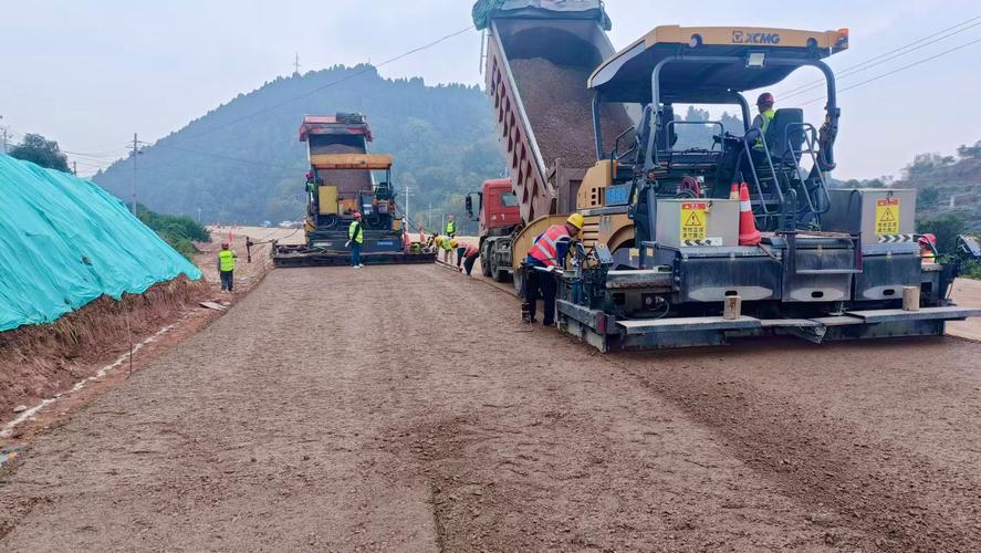 昌磷路一期一級(jí)公路工程順利完成首次路面水穩(wěn)層鋪設(shè)