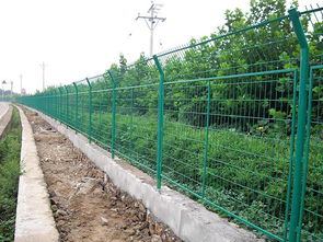 高速公路隔離柵報(bào)價(jià)、廠家選擇及路橋附屬工程建筑勞務(wù)分包指南